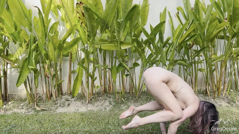 Grey Desire: Tropical Outdoor Full Body Flow to Start the Day - Grey...