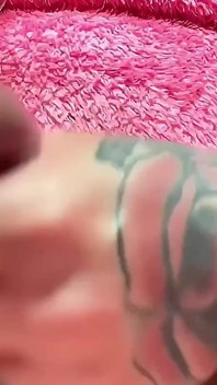 Trans menina Emma de pijama se masturbando