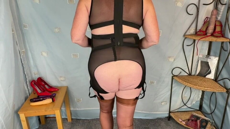 Aunty Sandra vintage girdle queen: Aunty Sandra Wearing Lots of Nylon Vgq 69
