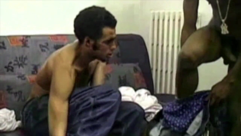 Black fuckers with big cock: Un băiat heterosexual acceptă să-și fută prietena homosexuală cu fundul...