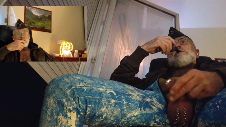 MusclesCigarsFFPig: Papai fuma seu charuto e cachimbo enquanto se masturba