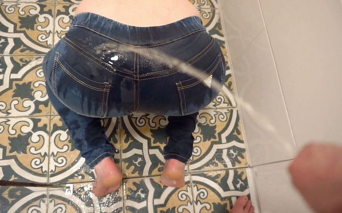 Aqua Pola: Xixi desesperado em jeans ao lado, ele faz xixi na...