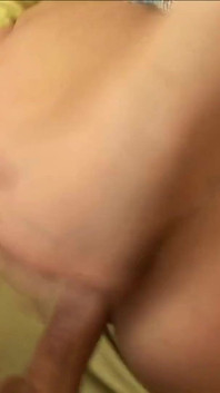 Возбужденную юную брюнетку долбили сзади