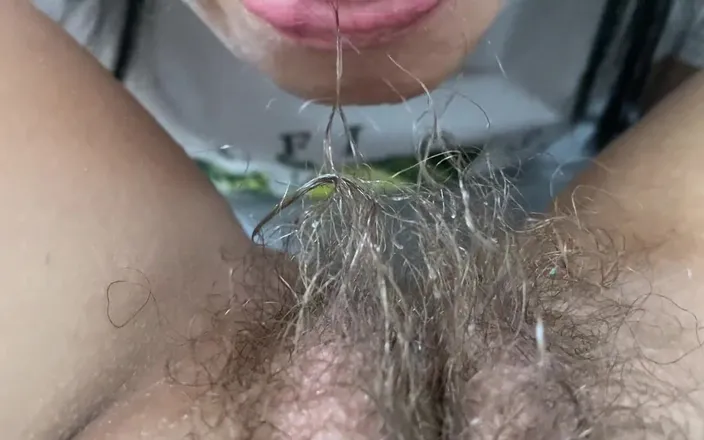 zoemelissa: Lesbian Sucking a Sweet Hairy Bush