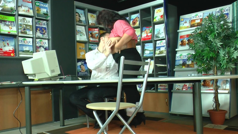 German amateur couples: Любительська німецька повія катається на члені в офісі