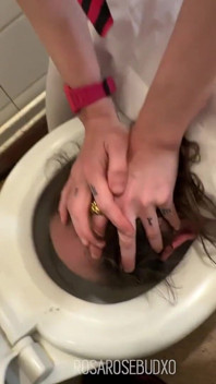 Di-bully di kamar mandi