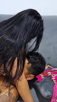 Ibu tiri saya sangat terangsang dan saya mahu farajnya yang matang disetubuhi