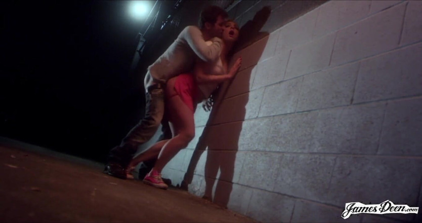 James Deen: Dahlia Sky wird von James Deen im freien anal gefickt