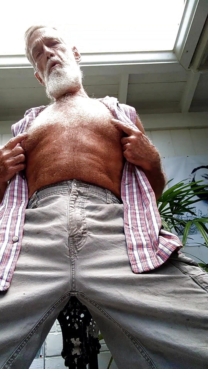 Mr hairy gardener: Solo Courtyard Striptiz, Jerkoff i Cum