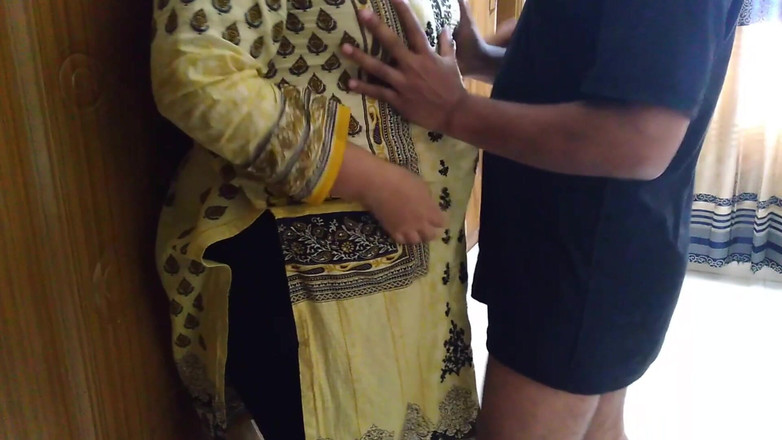 Aria Mia: Офісний бос трахає арабську мусульманську покоївку, коли вона прибирала офісну кімнату!