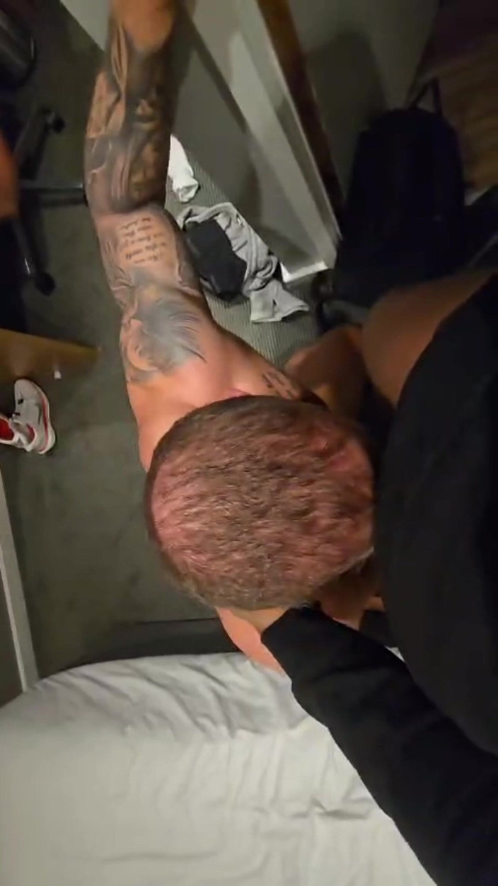 Troy White UK: Velké černé péro vykouřeno hetero kamarádem