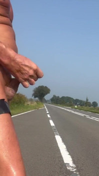 Nackt auf der Autobahn