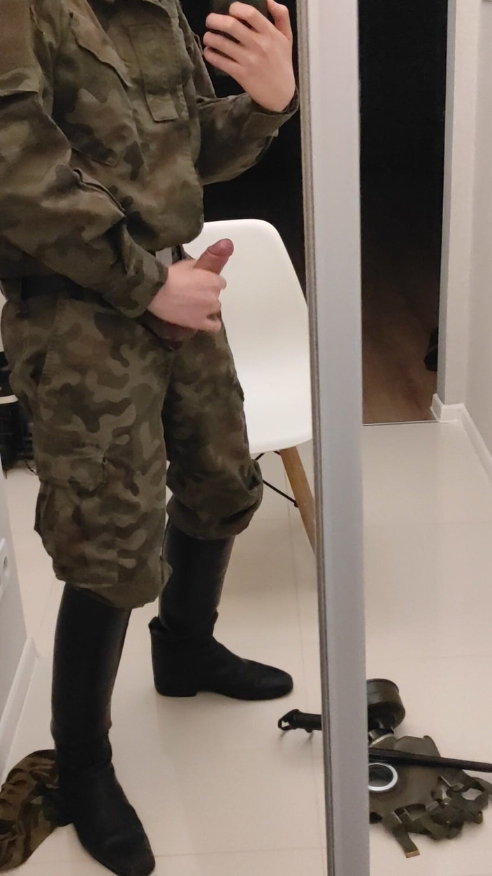 Gayfucker25: 군인이 군 장교 부츠를 신고 자위한다