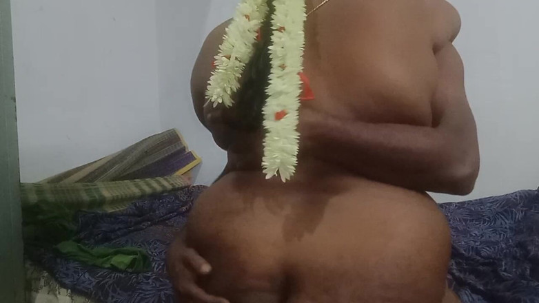 Santhi89: 热辣的泰米尔纱丽家庭主妇硬屁股操逼