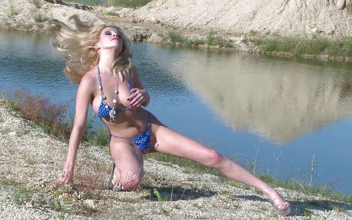 Leon Lambert: Loira sexy mostra seu corpo quente ao ar livre