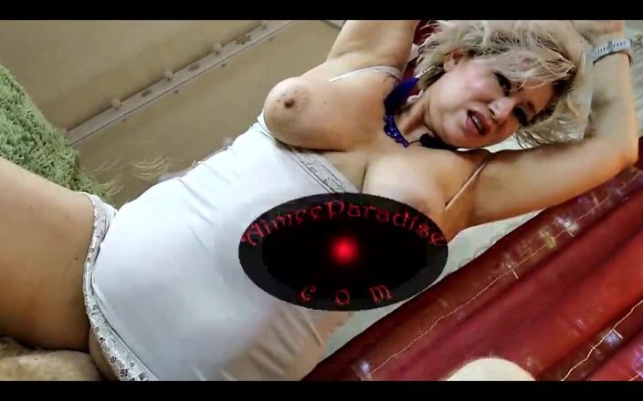 AimeeParadise: 두 명의 사랑이 무성한 보지와 거대한 딜도로 자위하는 섹시한 비 밀프