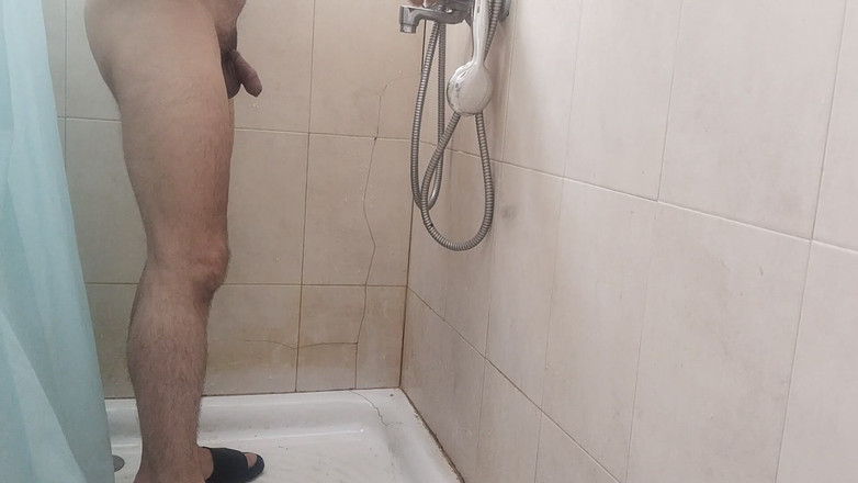 Silkybear143: Harter und schöner schwanz wird beim duschen geil