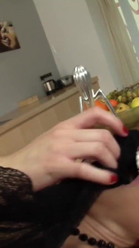 Clara mit ihren dicken titten und schönem arsch befriedigt ihr verlangen mit nur einem sexzeug