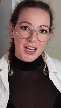 Giantess: Saintis mengecut profesornya