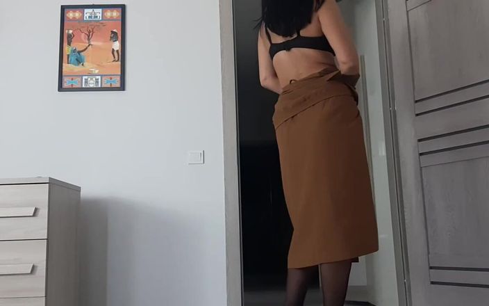 Hot Wife Nikole: Brunette ramping dengan celana ketat mulus dengan sepatu hak tinggi...
