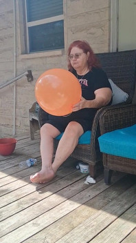 La Bella Infermiera Vicki Ha Una Richiesta per Far Esplodere Un Enorme Palloncino