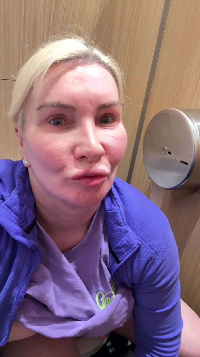 Sophie James: 공공 화장실 놀이 위험한 오줌