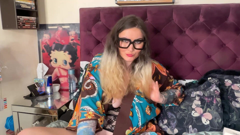 MissFFW: La puttana perversa prova i suoi nuovi occhiali pronti per...