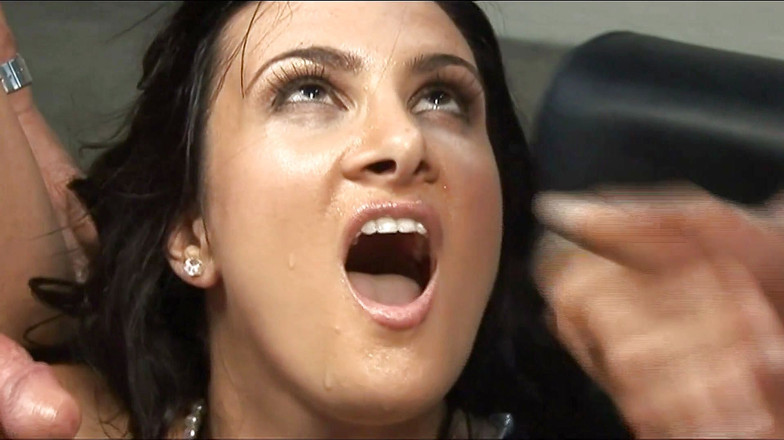 Double Penetration Party: Розв'язана брюнетка робить дрочку руками