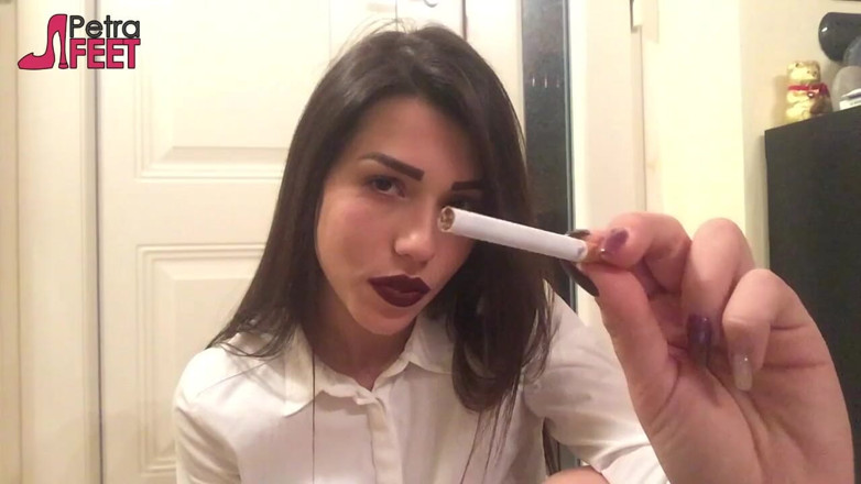 Smokin Fetish: Süper seksi İtalyan kız sigara içerken herkesi azdırıyor