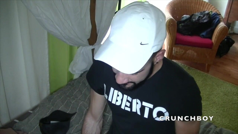 Raw French Bad boys: Leo usata dal ragazzo scally in un sospensore
