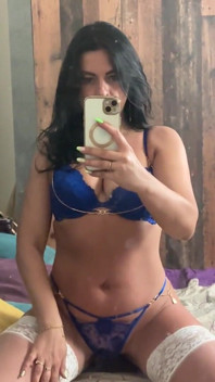 Perizoma e reggiseno provocano allo specchio - morbido, lento, seducente