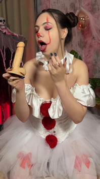 Das Geile Clownsmädchen Ellise Schleicht Sich Ins Schlafzimmer Und Spielt, Bis Sie Explodiert