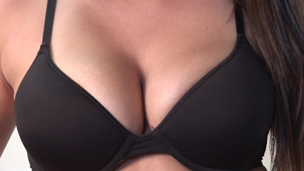 My Favorite Pornstars: Gorąca brunetka laska rozbiera się nago i pokazuje swoje piękne...
