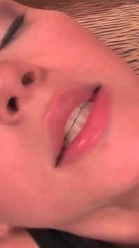 두 명의 거유 소녀가 큰 자지를 가진 남자를 불고 바닥에 그를 태우다
