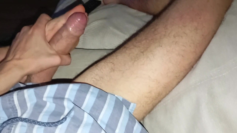 Elvissc: Il cazzo insaziabile di questo ragazzo viene masturbato con i...
