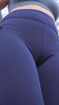 Gadis dengan celana yoga menggoda memek tebal cameltoe di luar ruangan