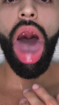 Camilo Brown trekt zijn grote onbesneden pik onder de douche af en eet zijn eigen sperma