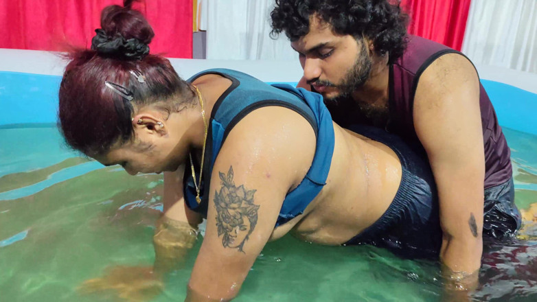 Vaigavarun45: Tette calde succhiano in piscina e rimuove sotto l'usura e...