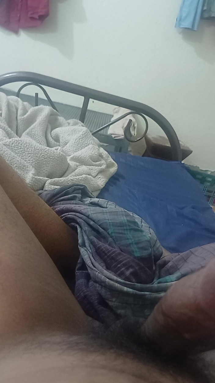5Large: Bangladesi Boy Musterbate em Seu Quarto.