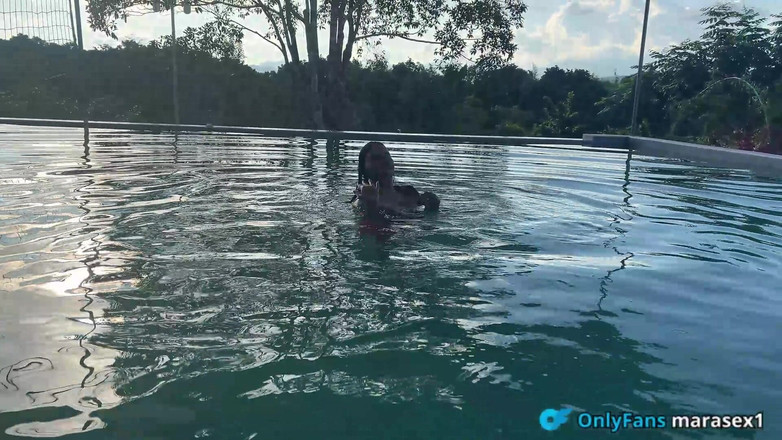 Pronoia Mey: Baise une femme colombienne qui me déshabille dans la piscine