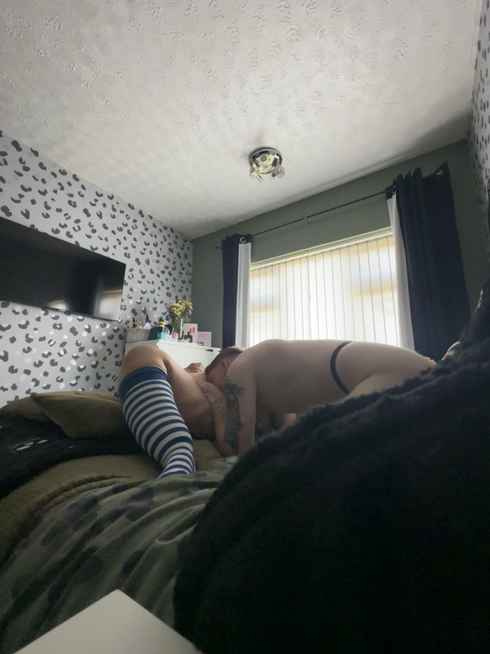 Filthy British Couple: Memek istri super semok ini dijilat sambil pakai kaus kaki...