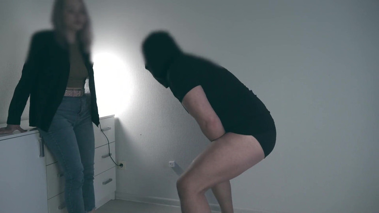 Amateur_fetish: Teen ballbusting 2 | angle 1