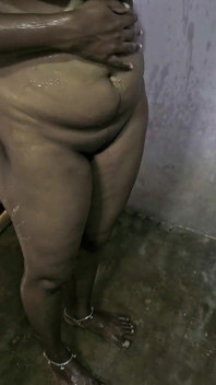 Tamil giovane casalinga fare il bagno