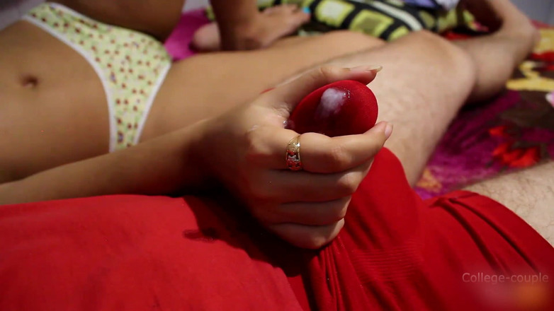 College-couple: Handjob ke atas pancutan dalam seluar dalam kompilasi