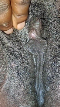 La mia figa è dolce e bagnata, pronta a sentire un grosso cazzo