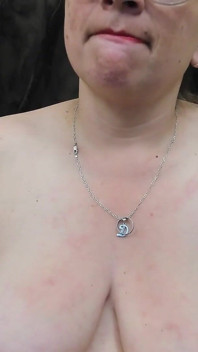 Büyük Göğüslü Ve Seksi Poposu Üvey Anne Üvey Oğluyla Aynı Odayı Paylaşmak Zorunda Kalıyor
