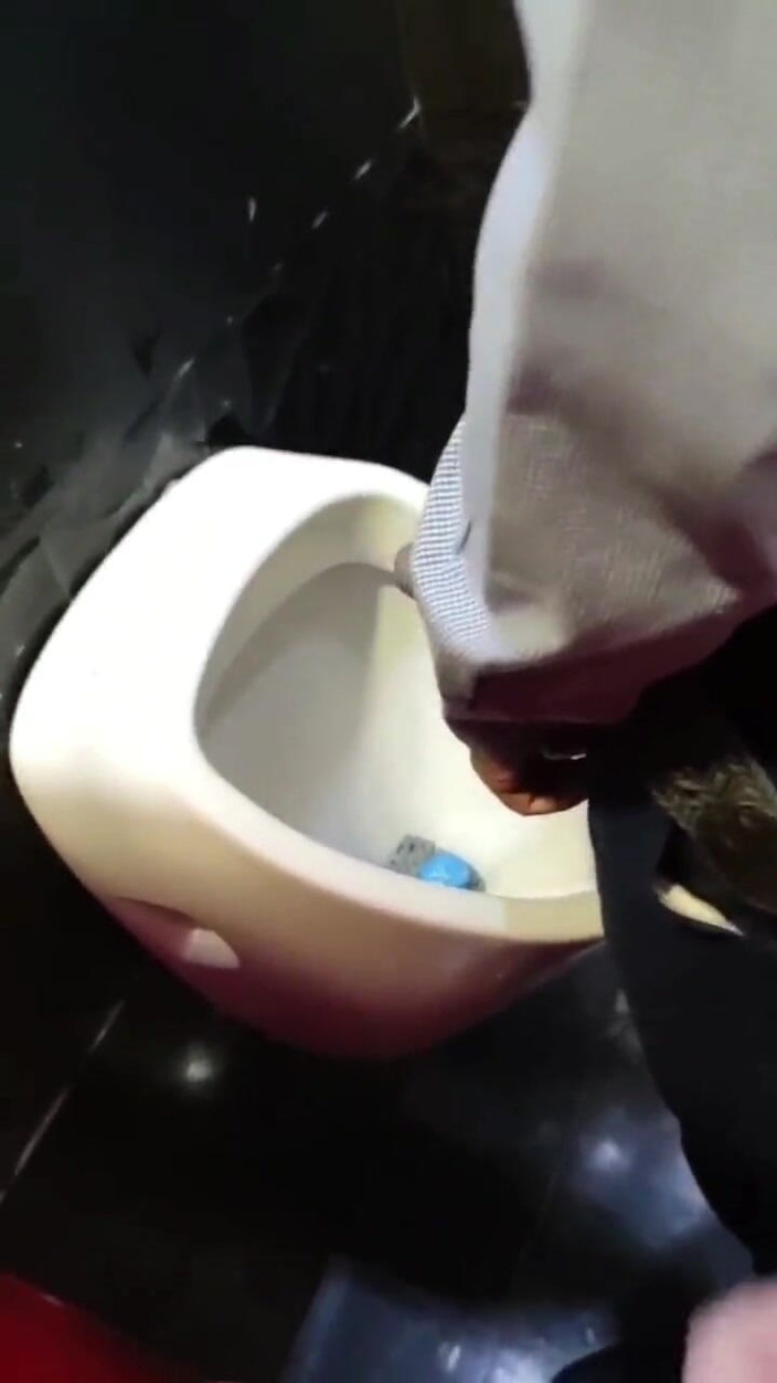 RusBros: in een openbaar toilet