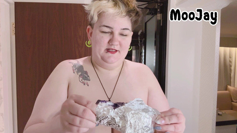 Moo Jay: Dying My Hair e Yappin' with My Tits Out Cozy...