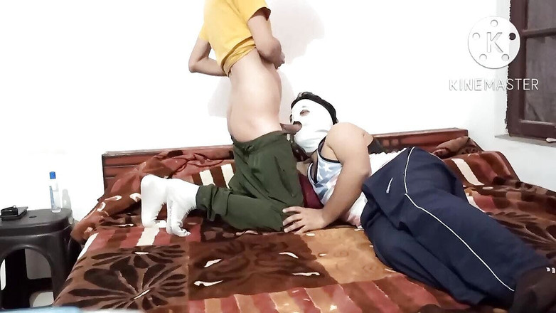 Desi__Panda: Desi camionista scopa il suo amico etero