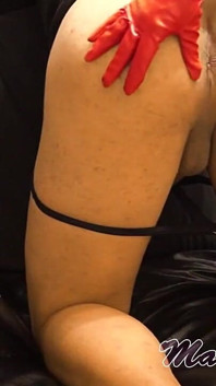 Meesteres Margo slaat op de kont van een slaaf en neukt zijn kontgaatje met een dildo